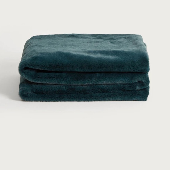 NWT UnHide Faux Fur Throw Blanket, Emerald Green SOLD OUT ONLINE - Picture 3 of 6